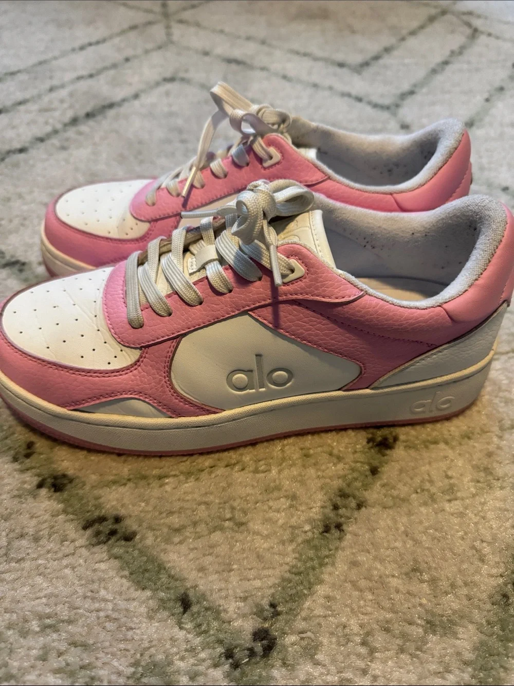Alo Yoga - Recovery Mode Sneakers in Pink/White size 9